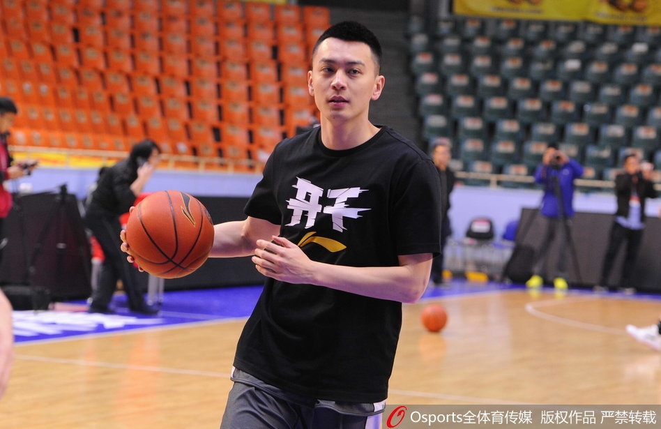 哈德森在训练中演练突破，作为球队的得分利器，他的每一个动作都透着杀手的本能。