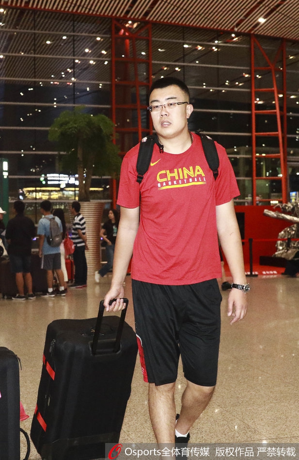 2018年9月8日，2019年篮球世界杯亚洲区预选赛，中国男篮蓝队深夜低调出征。