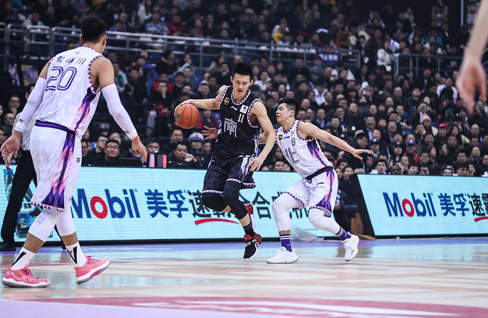 吉林队小将姜伟泽在技巧挑战赛中专注运球穿越障碍，他的动作行云流水，最终以破纪录的成绩夺冠