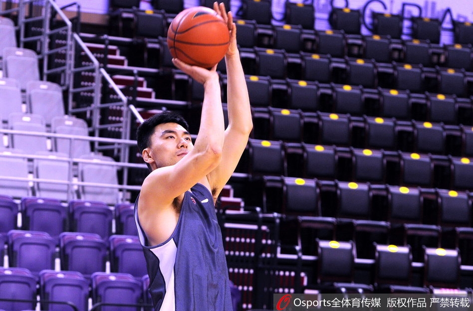 队长杨鸣在训练间隙露出标志性微笑，神情轻松地与队友交流，他的经验将是辽篮总决赛的宝贵财富。