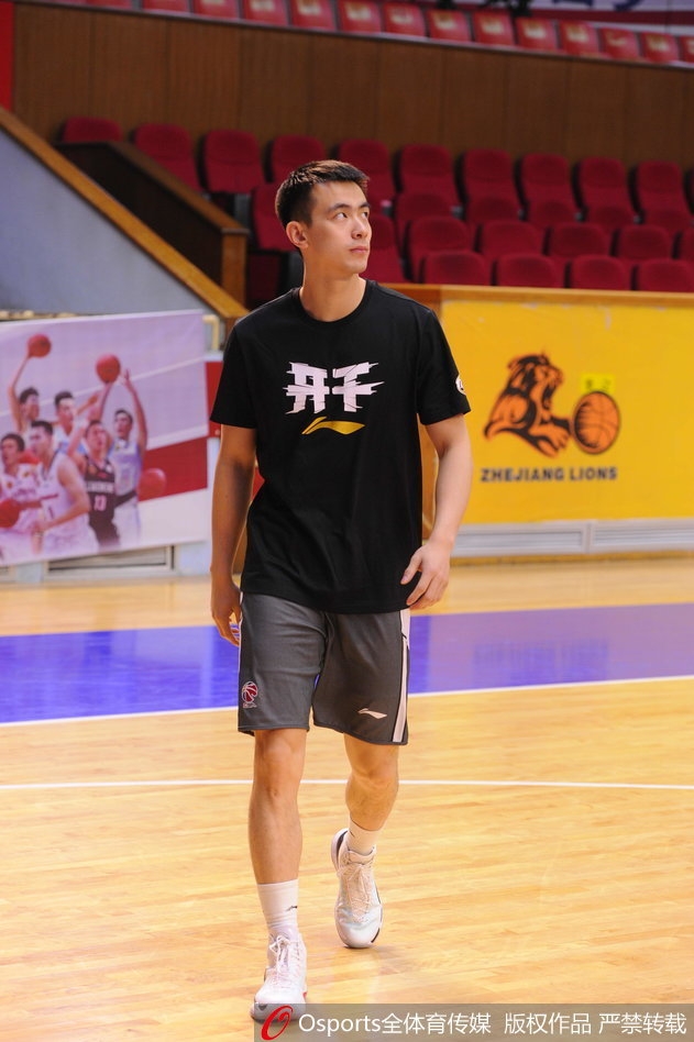 郭艾伦神情专注，他身上的训练服‘开干’二字格外醒目，仿佛将总决赛的战场浓缩在了这一件战袍之上。