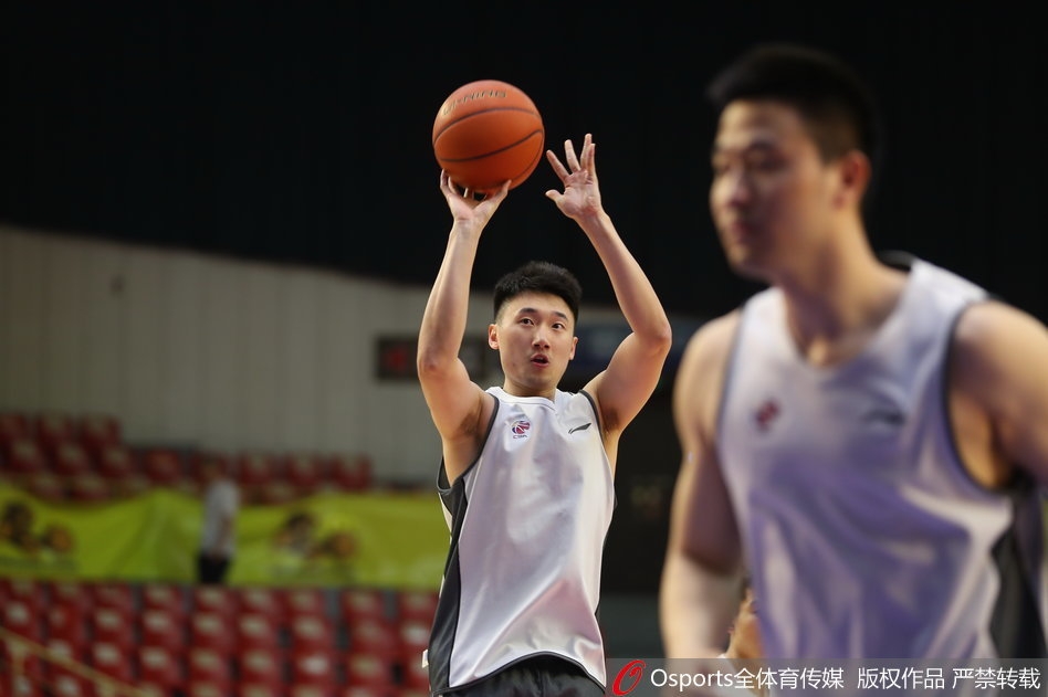 广厦队训练场上,林志杰目光如炬,在三分线外稳稳出手,篮球划出一道完美弧线