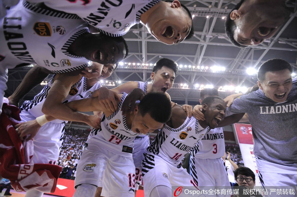 郭艾伦手捧鲜花，忘情地亲吻着那座沉甸甸的冠军鼎，这一刻所有的汗水与泪水都化作了最甜蜜的回忆。