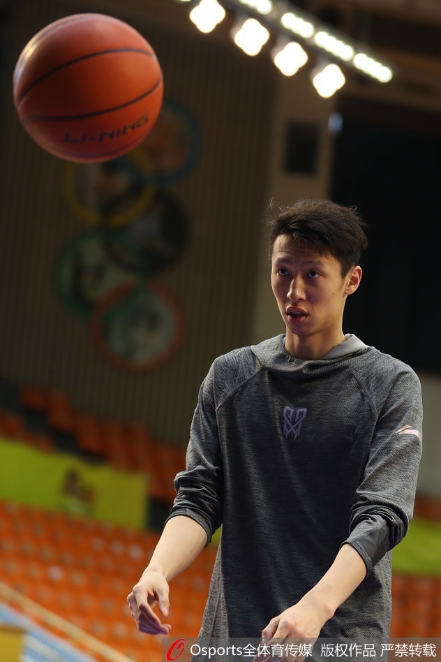 赵岩昊持球突破瞬间,他的重心压得很低,眼睛观察着队友的跑位,准备随时送出助攻