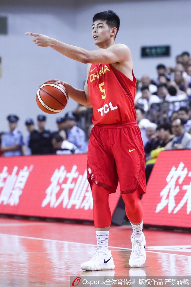 方硕在严防之下依然闲庭信步，指挥着队友的跑位，颇有几分球场指挥官的大将风范