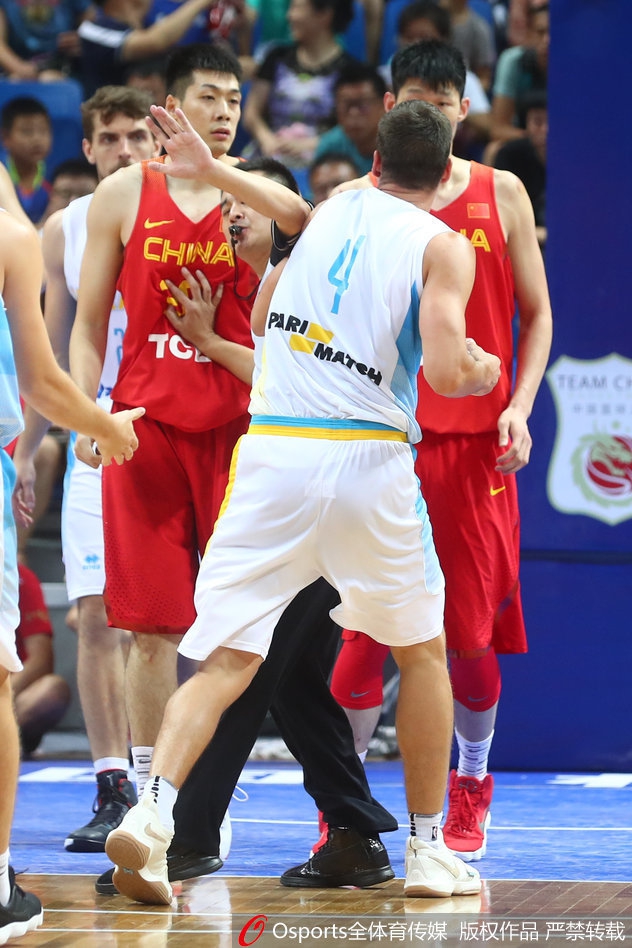 韩德君眼神坚毅，用强壮身躯死死护住身后队友，双臂张开如同一道无法逾越的长城，霸气震慑住试图挑衅的乌克兰球员