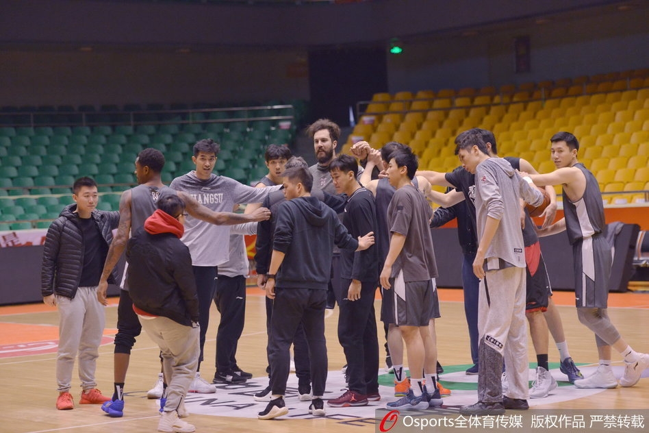 布鲁克斯在三分线外自信出手，篮球在空中划出优美弧线，这一刻他眼中只有篮筐