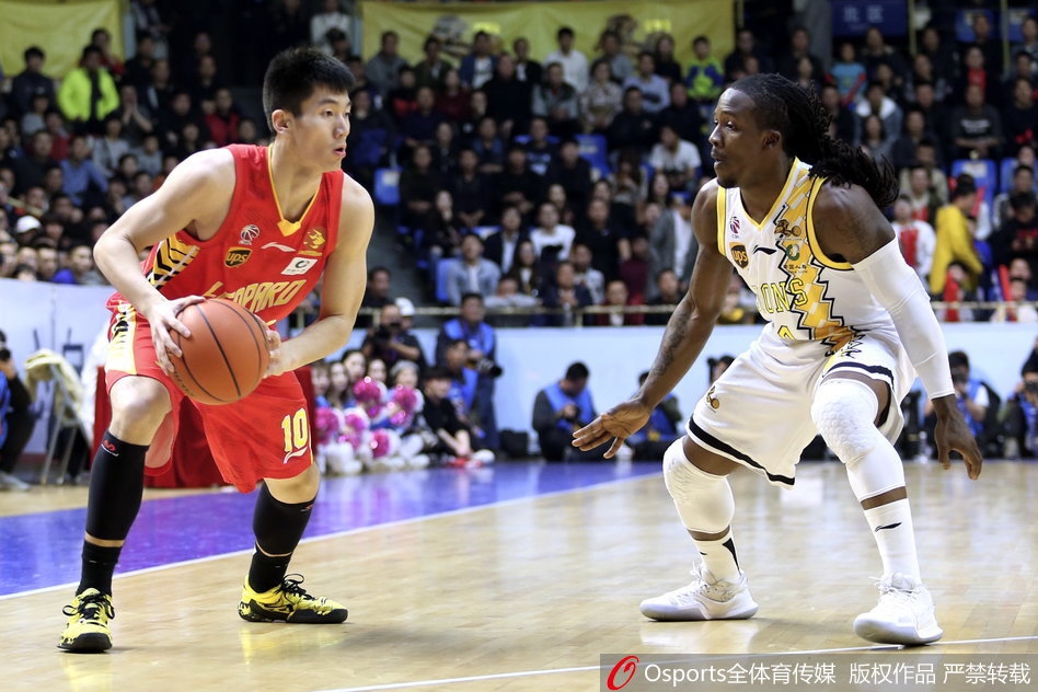 胡金秋在深圳内线李慕豪头上高高跃起，单臂完成了一记势大力沉的单手劈扣，展现出年轻一代内线的劲爆身体素质。