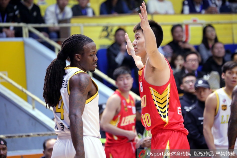 获胜后的广厦球员们围成一圈，肩搭着肩，齐声怒吼庆祝胜利，背后是欢庆的球迷海洋，这一刻属于团结一心的广厦男篮。