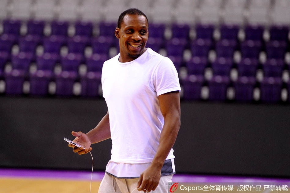 郭艾伦在训练结束后接受媒体采访，眼神中带着笑意，似乎对即将到来的总决赛已经成竹在胸。