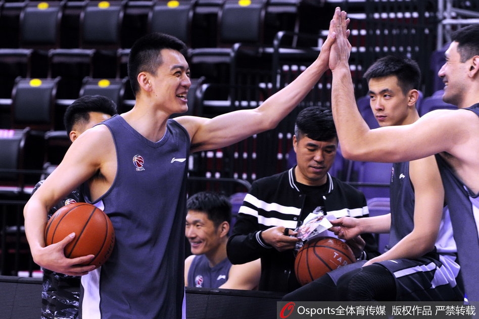 李晓旭在底角练习远投，尽管眼眶伤势未愈，但他依然全力以赴，每一次出手都坚定有力。