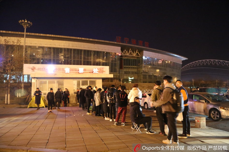 天色渐亮，售票窗口前人头攒动，人群开始骚动起来，身着制服的安保人员手拉手组成人墙，艰难地维持着现场秩序。