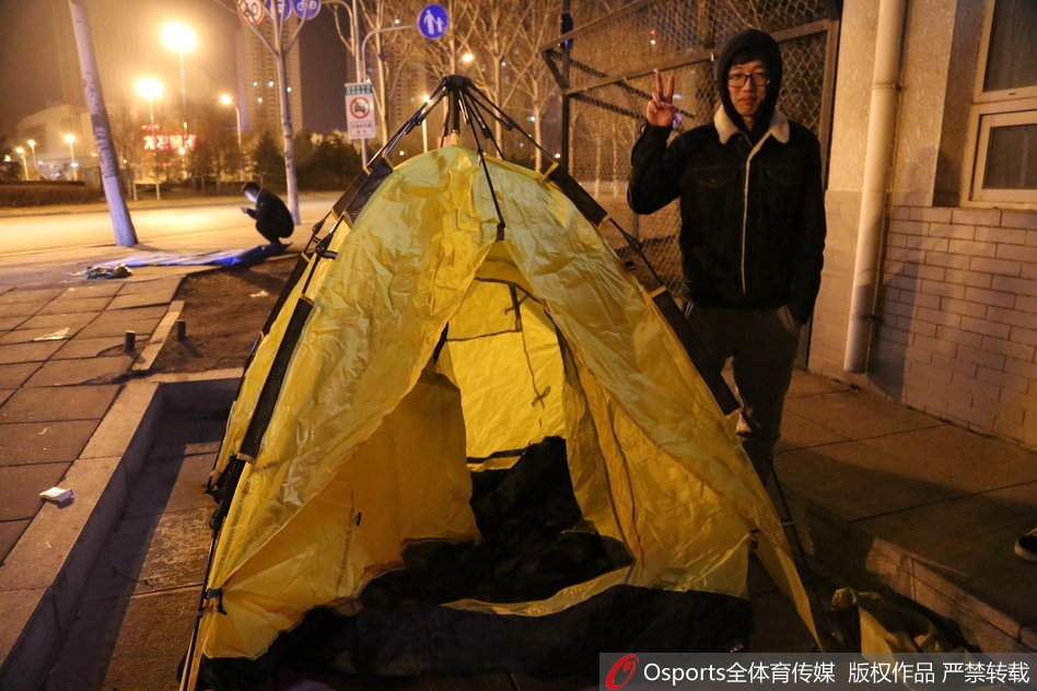 球迷们终于手持身份证和现金挤到了售票窗口前，脸上写满了紧张与期待，生怕轮到自己时球票已经售罄，紧贴在玻璃上的手微微颤抖。