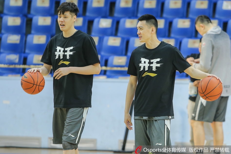 赵继伟在训练中控球，灵动的身影穿梭在队友之间，他用大脑掌控着球队的进攻节奏。