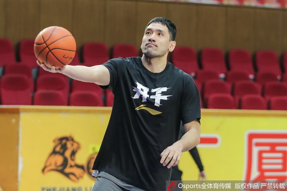 训练结束后，队员们围成一圈鼓劲加油，‘开干’的战袍让他们凝聚在一起，为了共同的冠军梦发出怒吼。