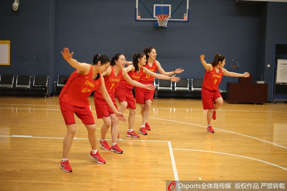 身高超过两米的“小宝”李月汝也有着一颗柔软的少女心，她双手托腮，瞪大眼睛卖萌，巨大的身板与可爱的表情形成强烈反差萌。