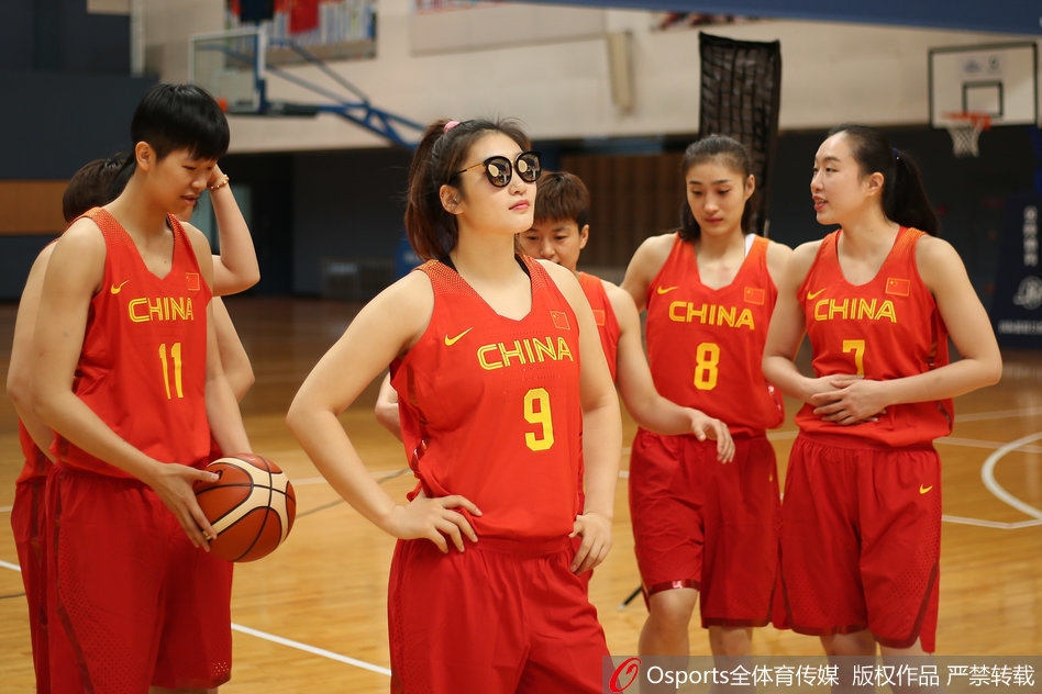 素有大将风范的李梦面对镜头露出难得的羞涩笑容，她轻轻咬住嘴唇，眼神中闪烁着对未来的憧憬和一丝少女的腼腆。