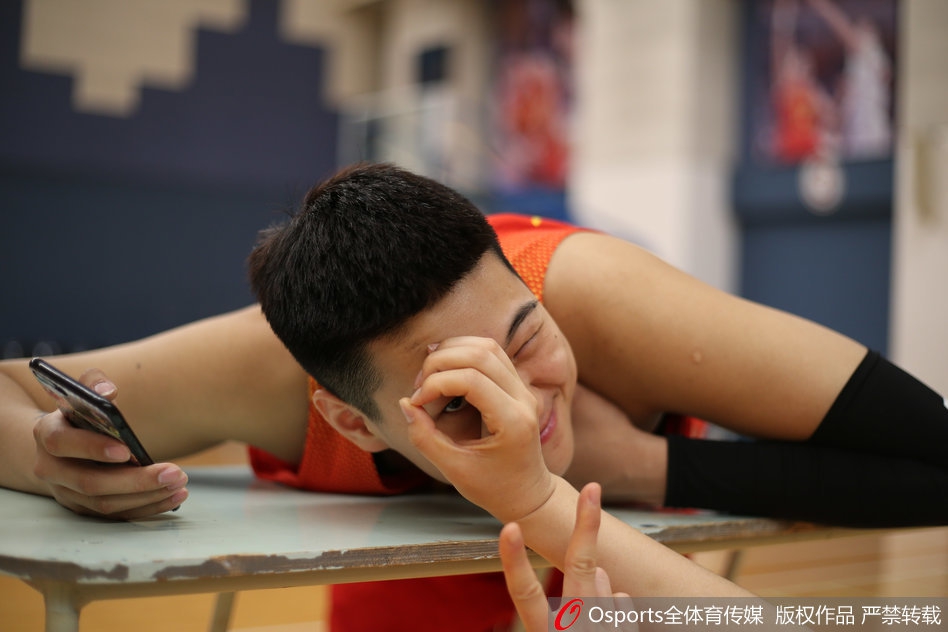 全队在拍摄间隙的搞怪大合影，姑娘们挤作一团，摆出各种夸张表情，这一刻没有比赛的紧张，只有属于青春的肆意欢畅。