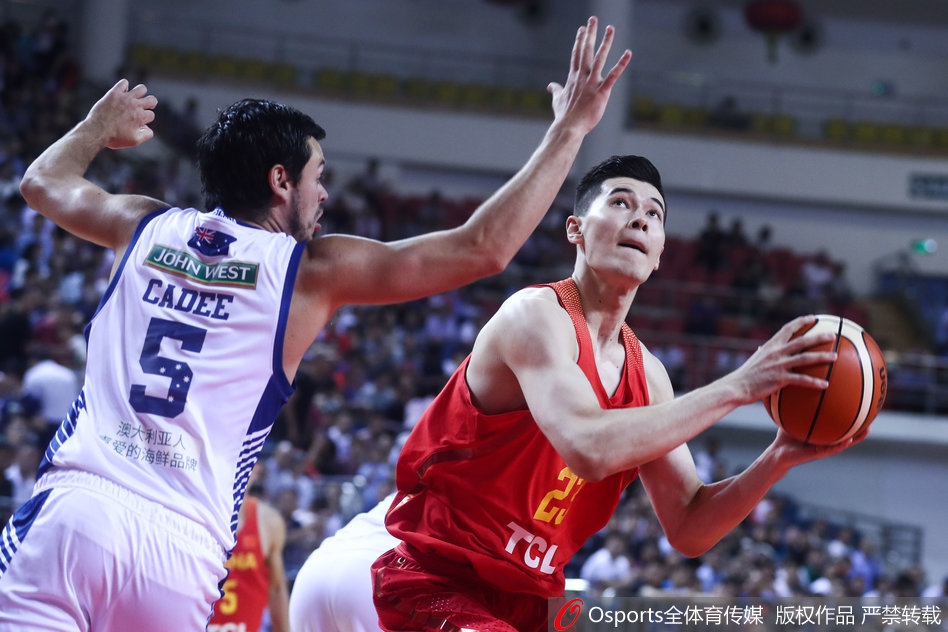 阿不都沙拉木机敏地空切篮下，接球后在空中舒展身体，用一记轻柔的挑篮为球队打破僵局