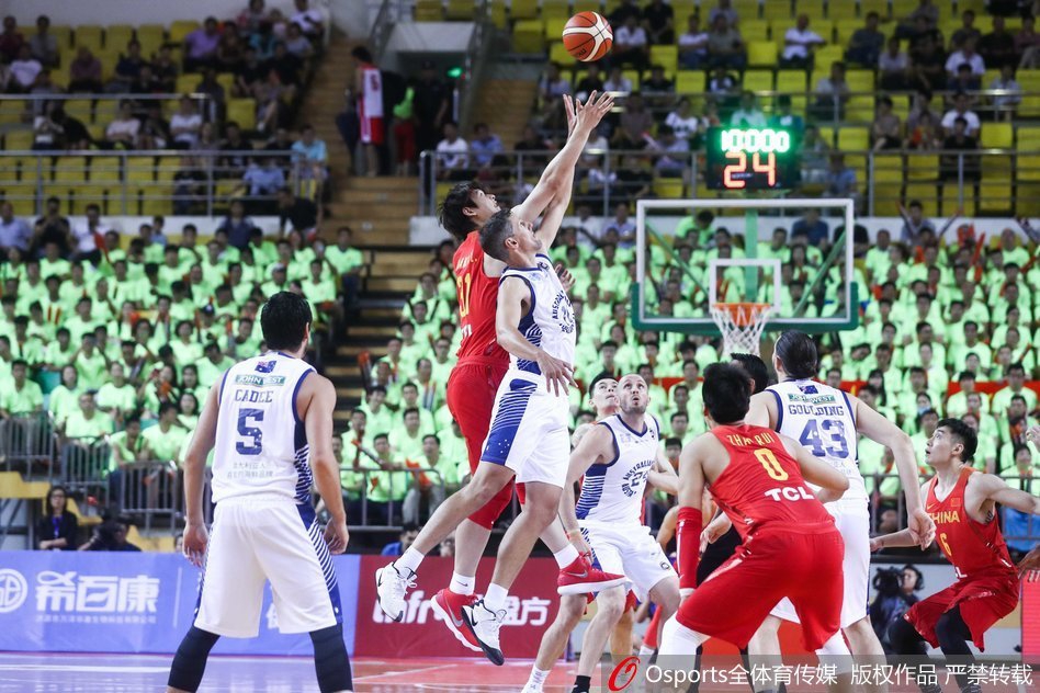 王哲林在澳大利亚队员严密防守下，犹如蛟龙出海一般强行上篮，肌肉的碰撞声仿佛隔着屏幕都能听见