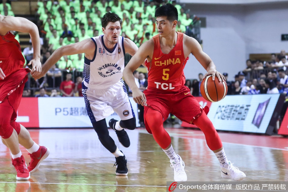 赵泰隆底角接球后毫不迟疑，旱地拔葱般干拔出手，篮球空心入网，只留下白色的球网轻轻抖动