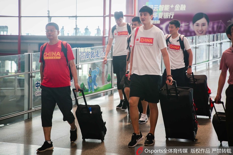 中国男篮红队前往深圳备战韩国图片 274187 9