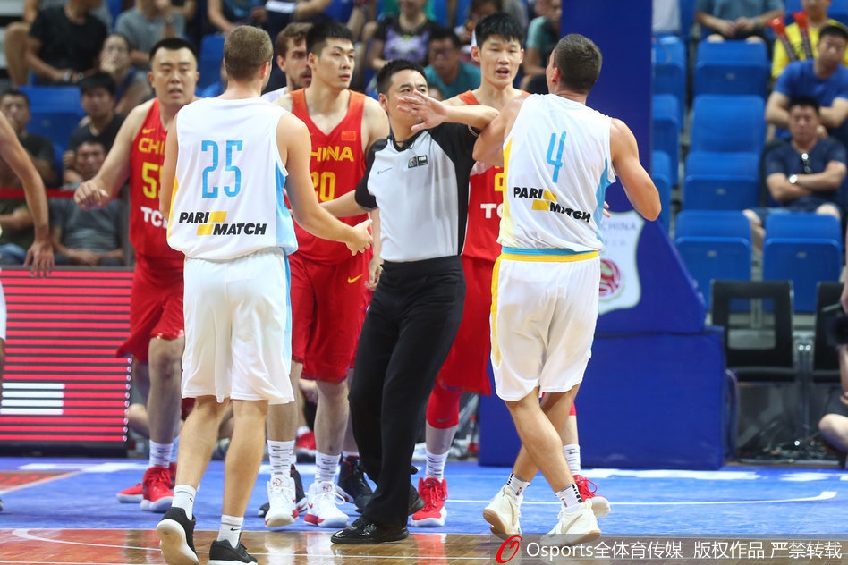 冲突现场气氛紧张，韩德君双臂发力牢牢抱住挑衅的乌克兰球员，身旁队友胡金秋等人迅速围拢形成保护圈，裁判急忙冲入人群试图分开双方