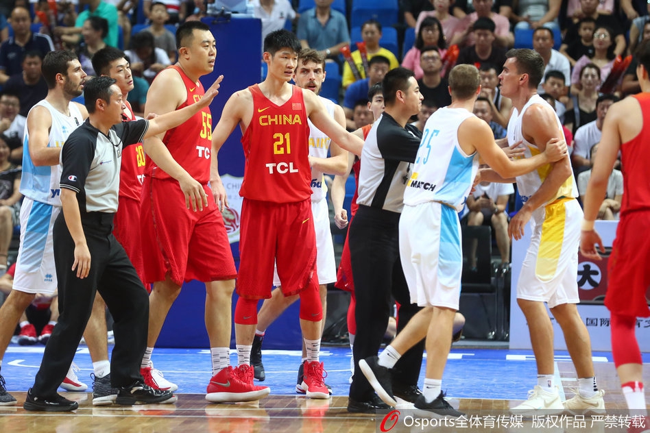 比赛结束后中国队球员围在一起击掌庆祝，吴前与韩德君用力击掌相视一笑，眼神中传递着并肩作战后的信任与喜悦