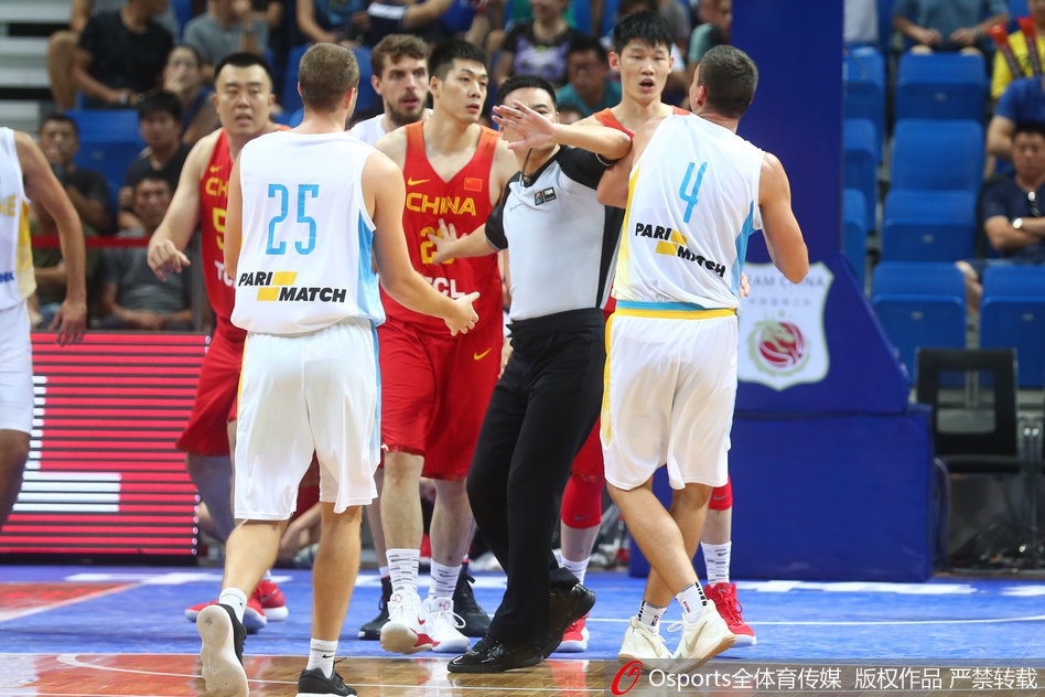 吴前高高跃起出手三分，防守球员飞身扑防为时已晚，篮球在空中划出美妙弧线，全场观众起身屏息注视这道决定胜负的轨迹