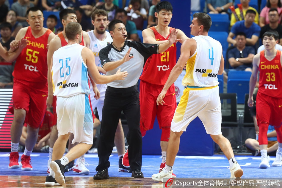 胡金秋在内卡住有利位置高高跃起，单手抓球准备暴扣，防守球员只能无奈仰望，整个动作舒展霸气展现中国内线统治力