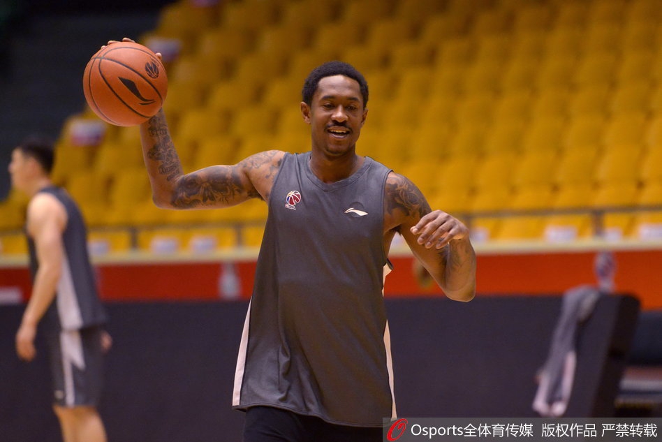 拉杜利察在篮下卡位要球，面对防守肌肉紧绷，眼神里满是反戈旧主的决心