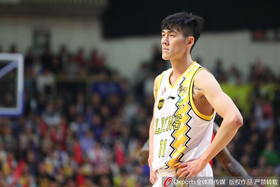 广厦核心福特森在对手重重包围下强行突破，他如同灵动的精灵，用出色的控球技术撕开防线，为队友创造出绝佳的得分机会。