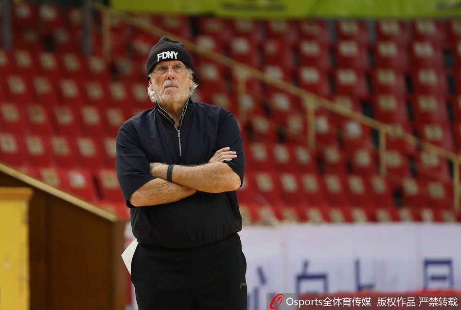 胡金秋在内线卡位要球,面对防守悍将的贴身紧逼,他咬紧牙关奋力对抗,眼神里写满坚定