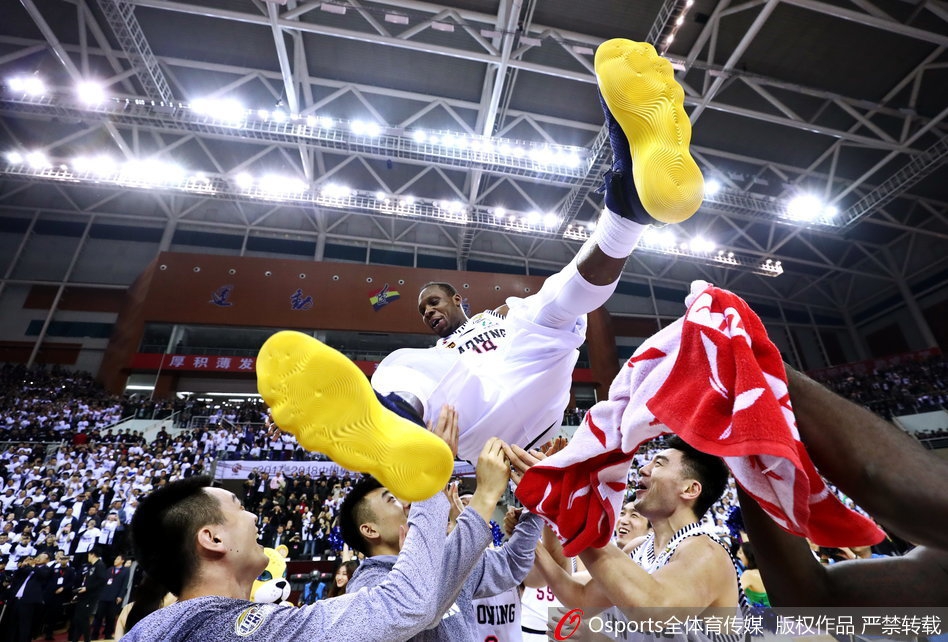 夺冠后，辽宁男篮全体成员在场地中央围成一圈，相拥庆祝，背景是绚烂的灯光与欢呼的球迷，这幅画面定格了辽宁篮球历史上最伟大的时刻之一。