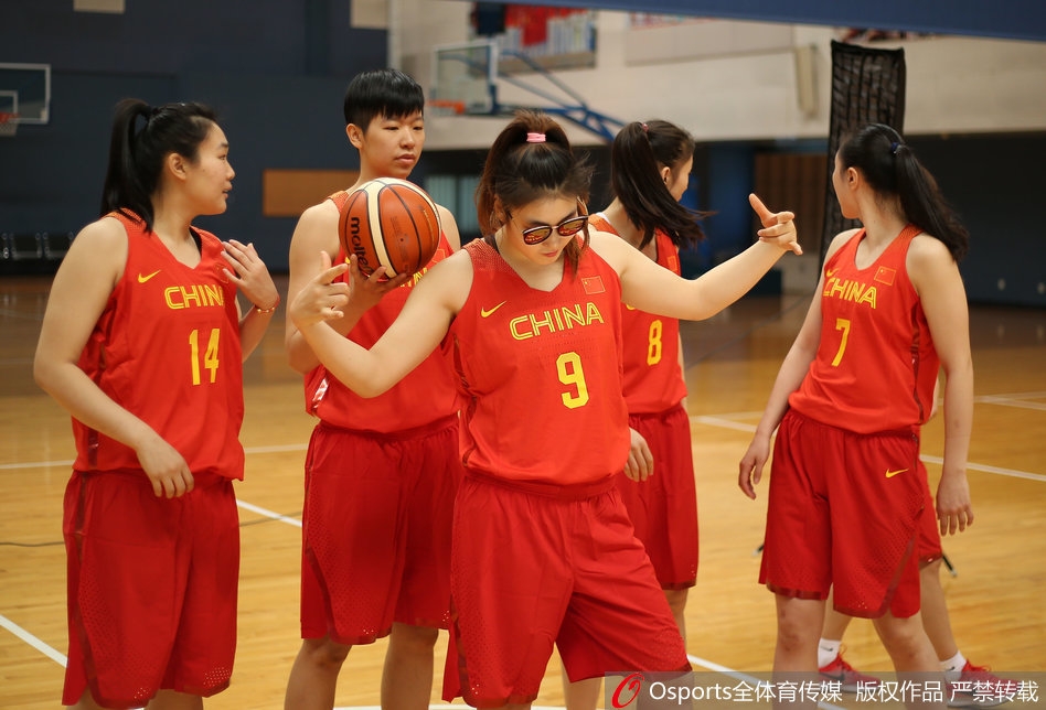 素来以防守凶悍著称的后卫杨力维难得展现出搞怪天赋，她夸张地模仿队友的动作，逗得在场的工作人员前仰后合。