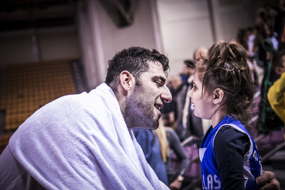 希腊队长博洛西斯在希腊与爱沙尼亚的世预赛中，正用扎实的背身单打技术碾压对手内线，眼神中透露出必胜的决心。