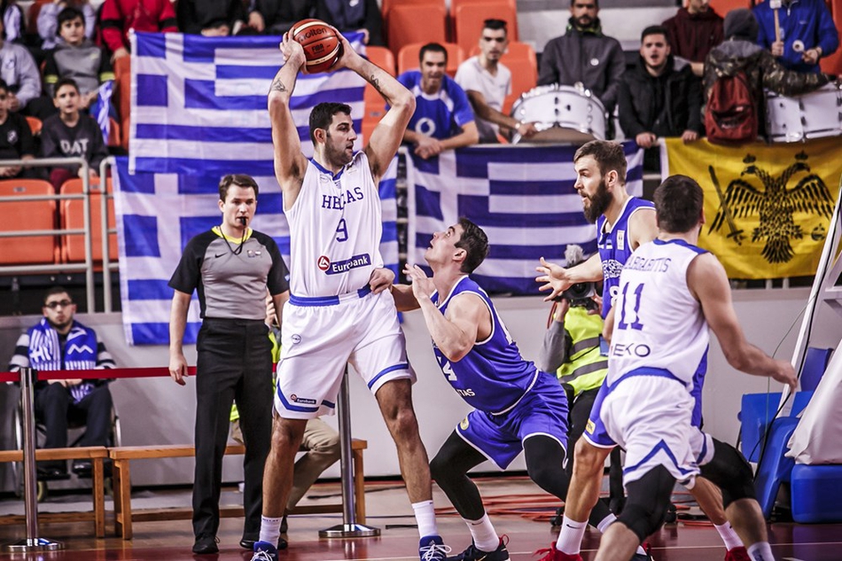 作为希腊队长，博洛西斯在暂停期间站在队友中间，神情严肃地用手指点着战术板，向年轻队员们面授机宜，传递着老将的经验与智慧。