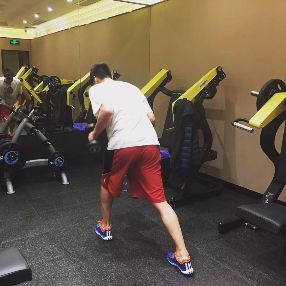 训练结束后，孙悦在康复器械上拉伸放松，窗外的光线照进室内，仿佛预示着伤愈归来的光明前景。