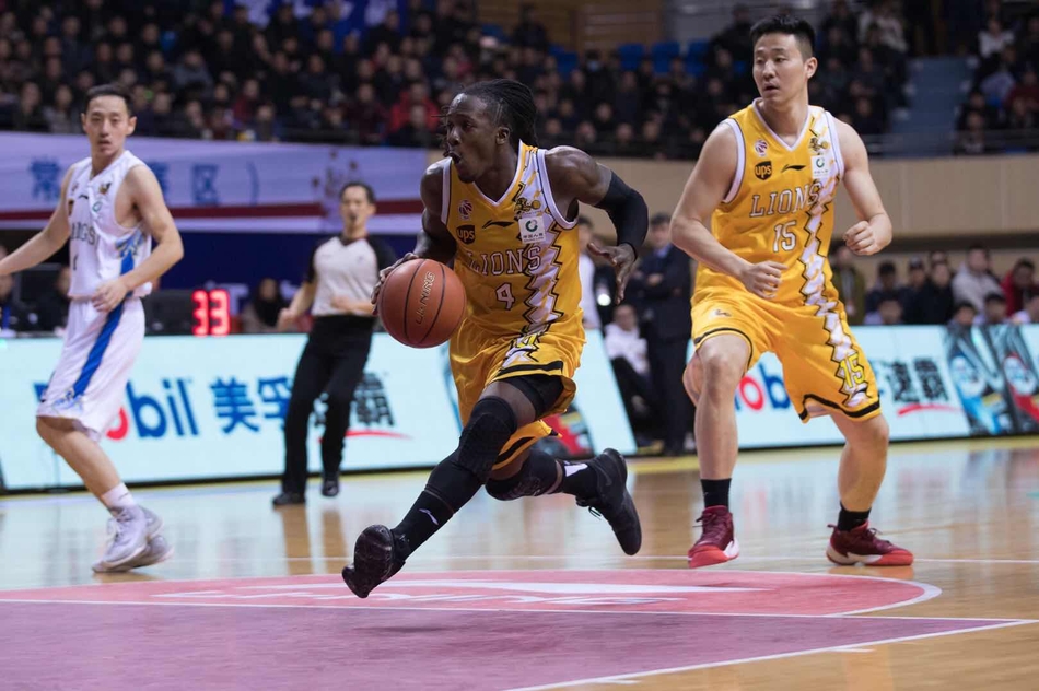 江苏肯帝亚队外援拉杜利察在广厦内线群中强行起跳,手臂青筋暴起,眼神坚毅地完成了一次势大力沉的单手劈扣。