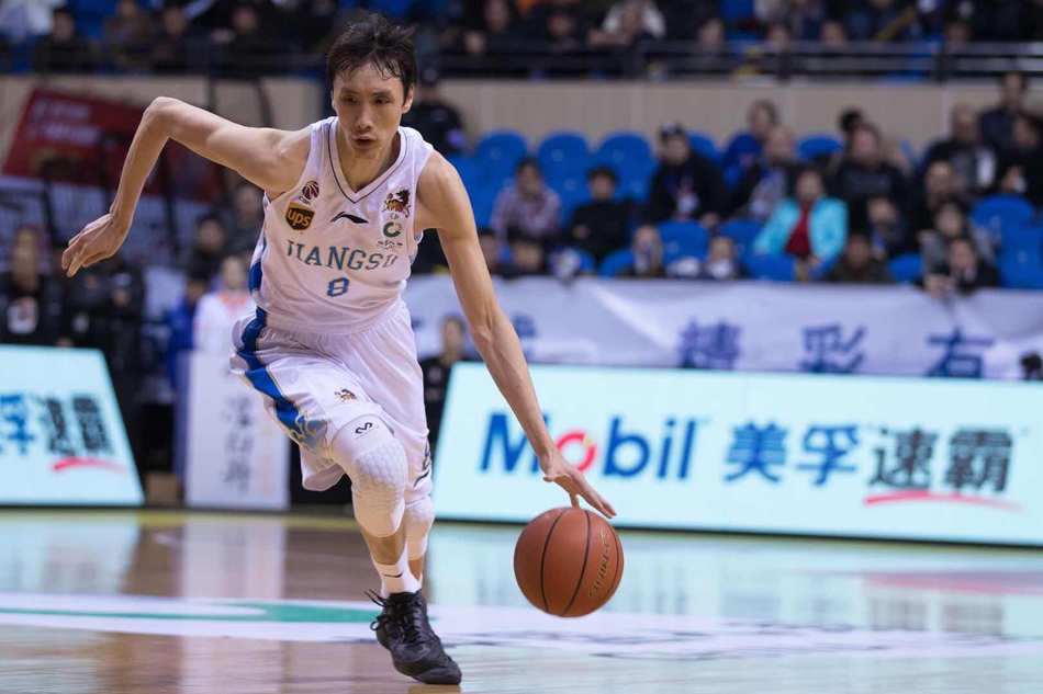 浙江广厦外援福特森高速运球穿越半场,面对两名江苏防守球员的包夹,他压低重心,嘴角挂着自信的微笑,仿佛一切尽在掌握。