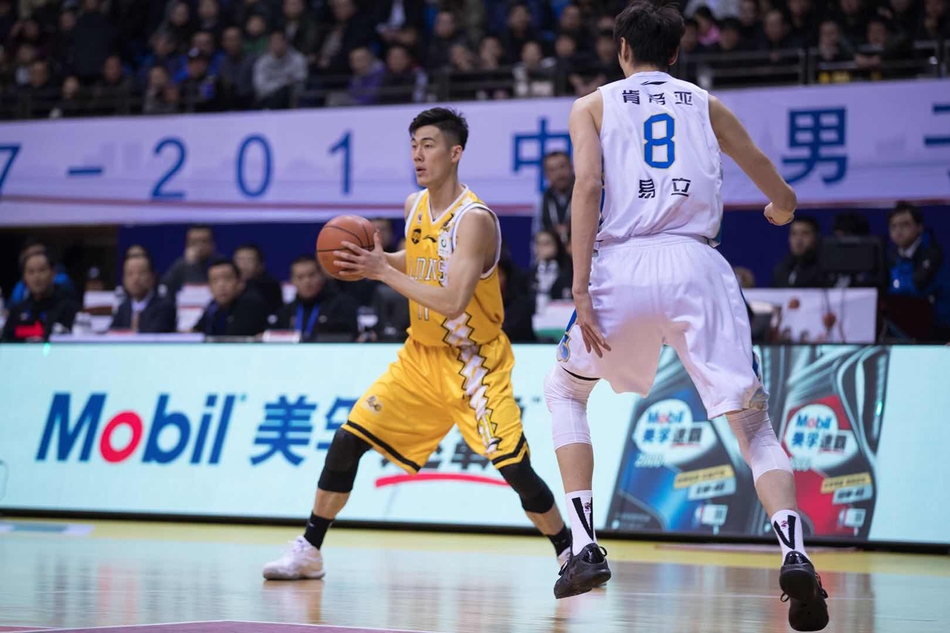 江苏肯帝亚队吴冠希高高跃起,在空中用一记双手暴扣终结进攻,他的身体在空中完全舒展,展现了年轻内线的惊人爆发力。