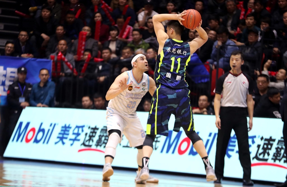 终场哨响，比分牌上的114比130显得格外刺眼，新疆队球员俞长栋低着头，汗水从他的脸颊滑落，他神情落寞地缓缓走向球员通道，身后是广东队员们在场地中央肆意庆祝胜利的狂欢身影。