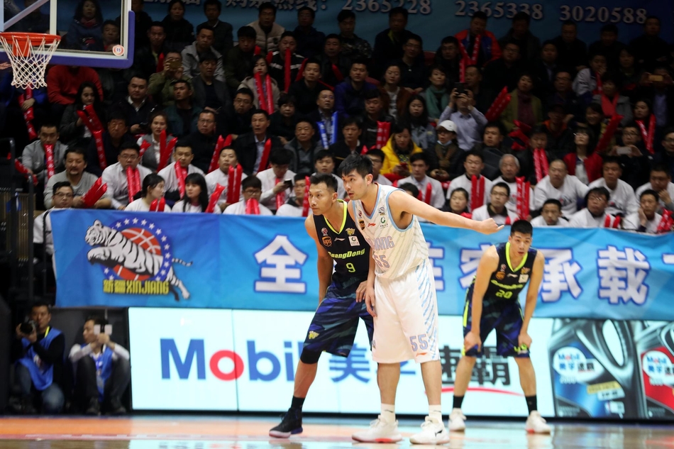 新疆队核心亚当斯面对广东队赵睿如同牛皮糖一般的贴身紧逼，他奋力向前冲刺，肌肉的碰撞在瞬间迸发出力量感，试图撕开这道防线，但广东队的防守体系早已布下天罗地网。