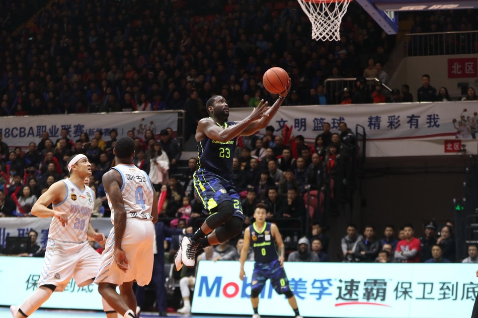 易建联在新疆队内线布拉切和俞长栋的头顶上演了一次霸气的单手补扣，他的身体在空中完全舒展，手臂如同战斧般狠狠将球砸进篮筐，整个红山体育馆瞬间鸦雀无声。