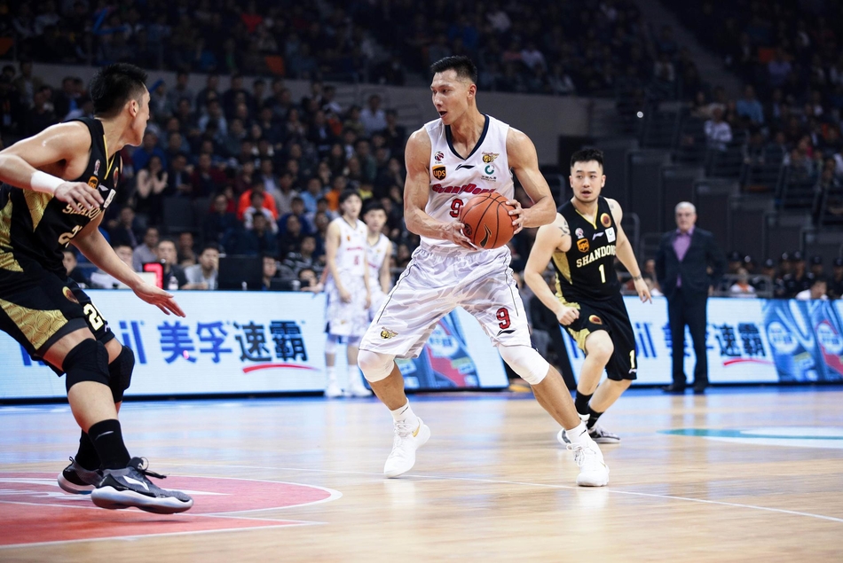 终场哨响,易建联身披广东队战袍,神情落寞地低头走向球员通道,身后是山东队球员庆祝胜利的欢腾场景,巨大的反差凸显了竞技体育的残酷与魅力。