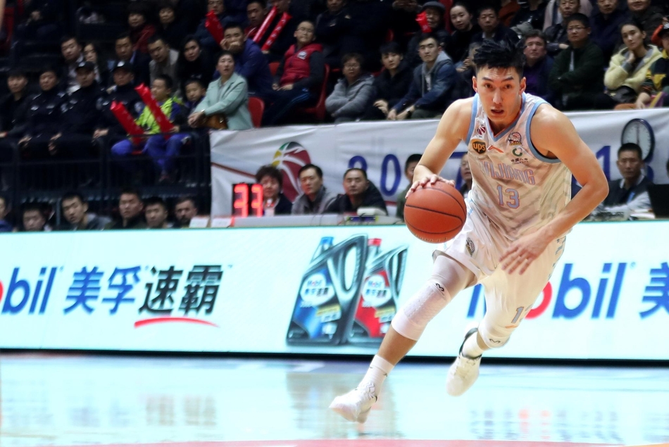 广东队外援斯隆在三人包夹的缝隙中送出一记精准的击地传球，篮球如同长了眼睛一般穿越人群，而篮下的易建联已经卡住身位，高高跃起，准备完成一次势大力沉的单手劈扣，整个配合妙到毫巅。