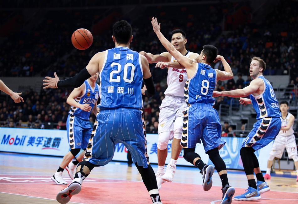 赛后，广东队球员们围聚在一起，庆祝这场来之不易的复仇胜利，脸上洋溢着喜悦。