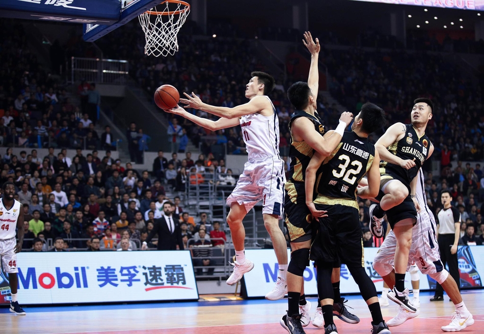 面对山东队外援莫泰尤纳斯的贴身长臂干扰,手感火热的易建联果断选择金鸡独立式后仰跳投,篮球在空中划出一道完美的弧线,直坠网心。