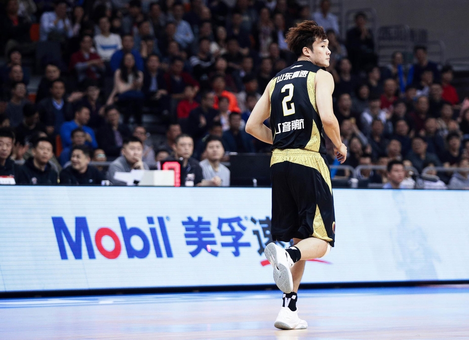 广东队年轻后卫赵睿面对山东队凶悍的紧逼防守,利用节奏变化强行突破,眼神中透露着初生牛犊不怕虎的锐气与坚决。