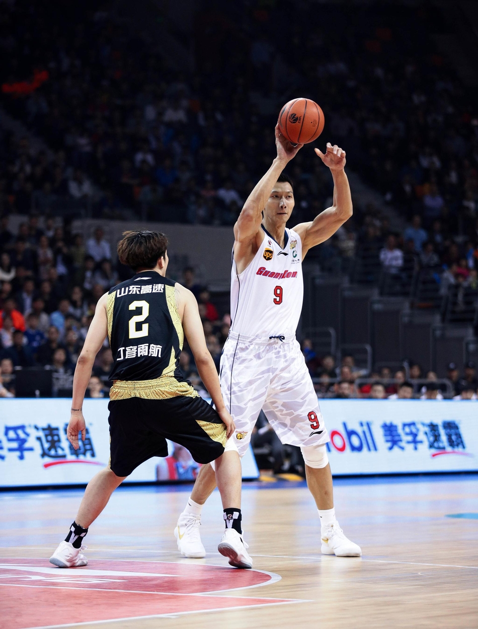 山东队外援劳森在广东队多人围堵的缝隙中,送出绝妙助攻,皮球穿越防线直达队友手中,瞬间撕裂了主队的防守体系。